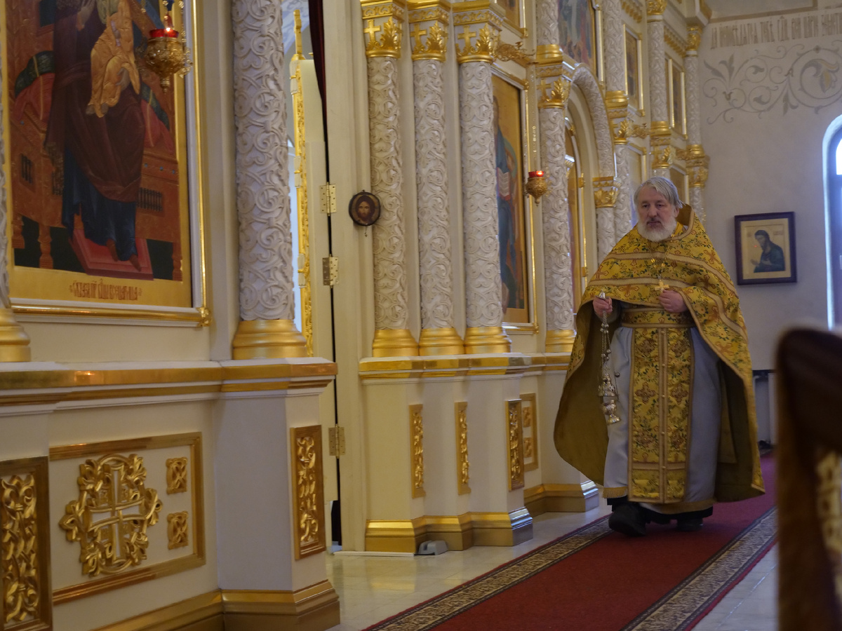 Моя камера всегда караулит отца Александра. Ищет нужный ракурс. 