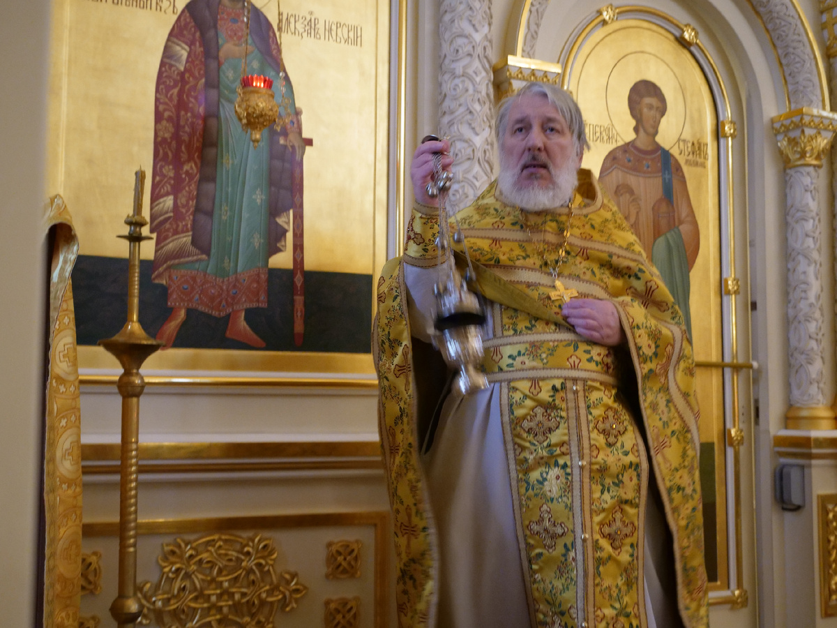 Отец Александр кадит. 