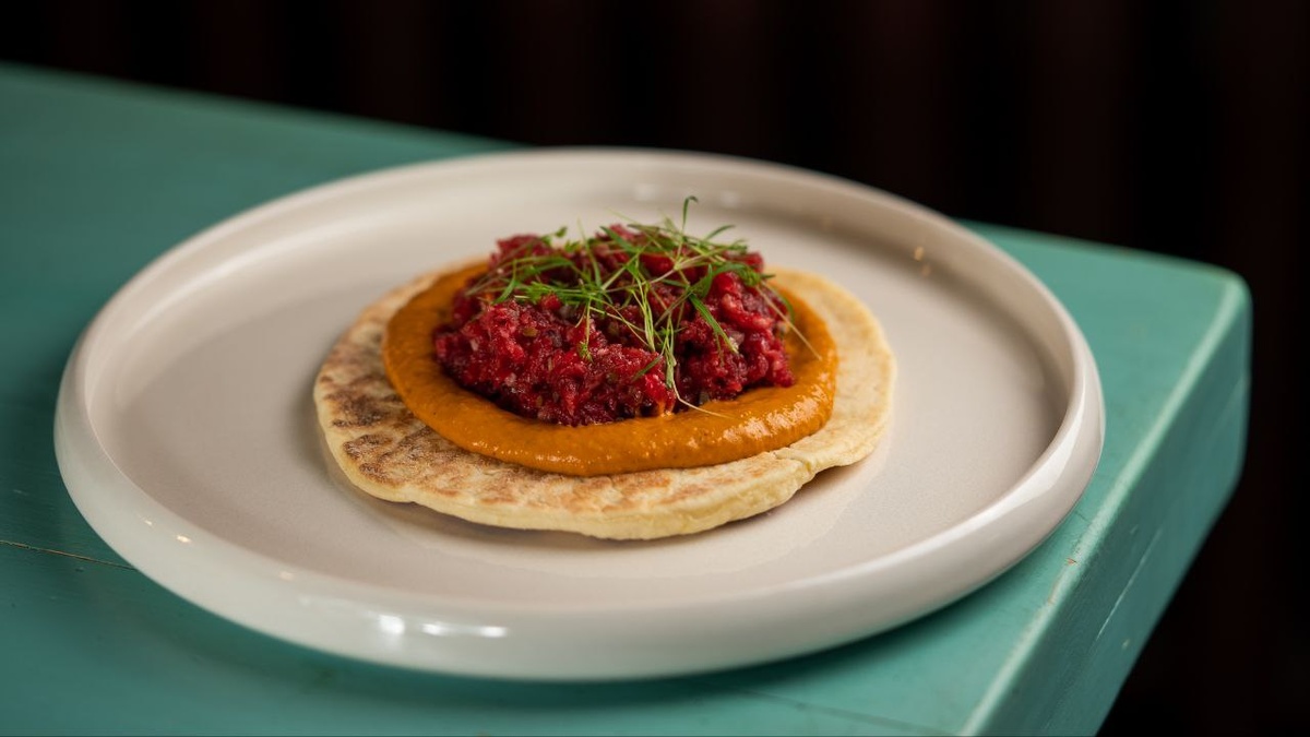 Тартар из говядины с копченой мухаммарой на основе пюре AGROBAR Гранат