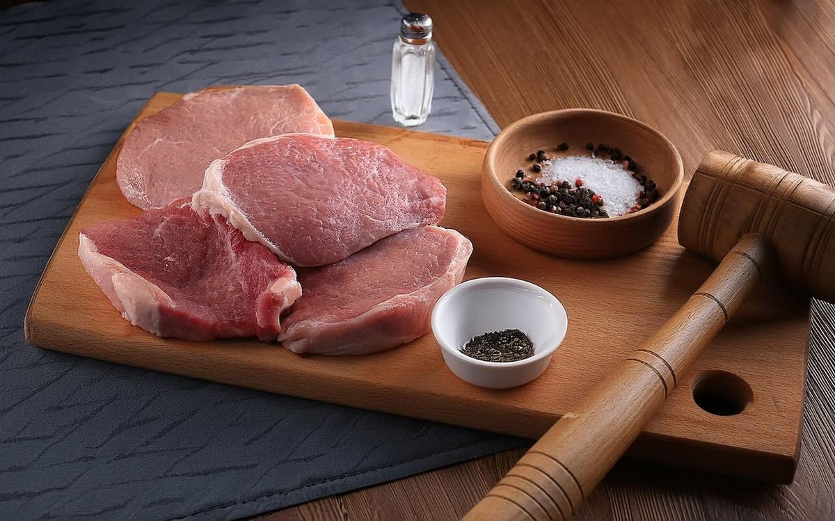 Нежные отбивные без лишнего звука молотка: запомните секрет бесшумного отбивания мяса / Фото: Pogovorim.by
