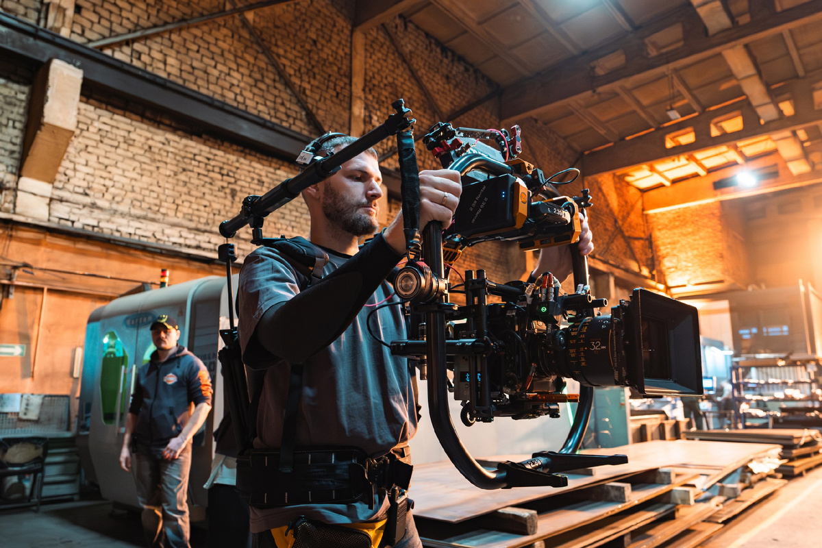 Сотрудники пока не могут рассказывать, какие именно сцены фильма снимались на заводе, но делятся своими впечатлениями. 