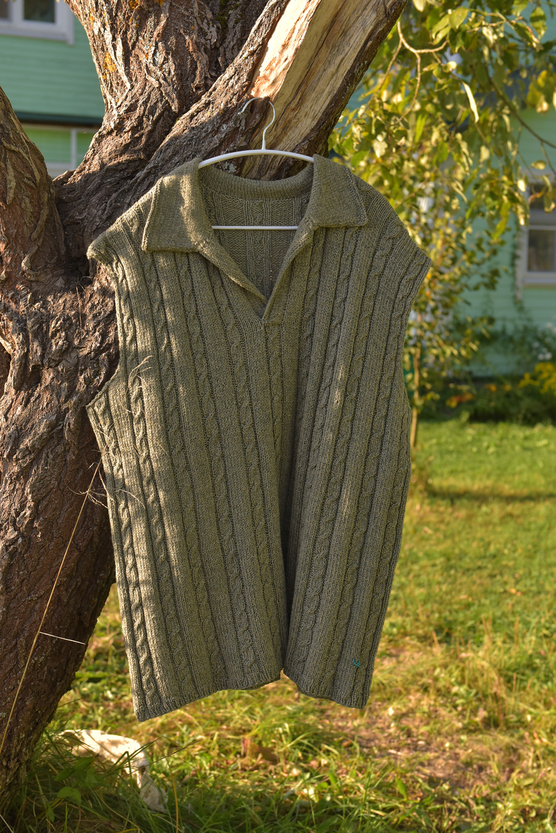 Многострадальное поло в июне 2024 года выглядело так.