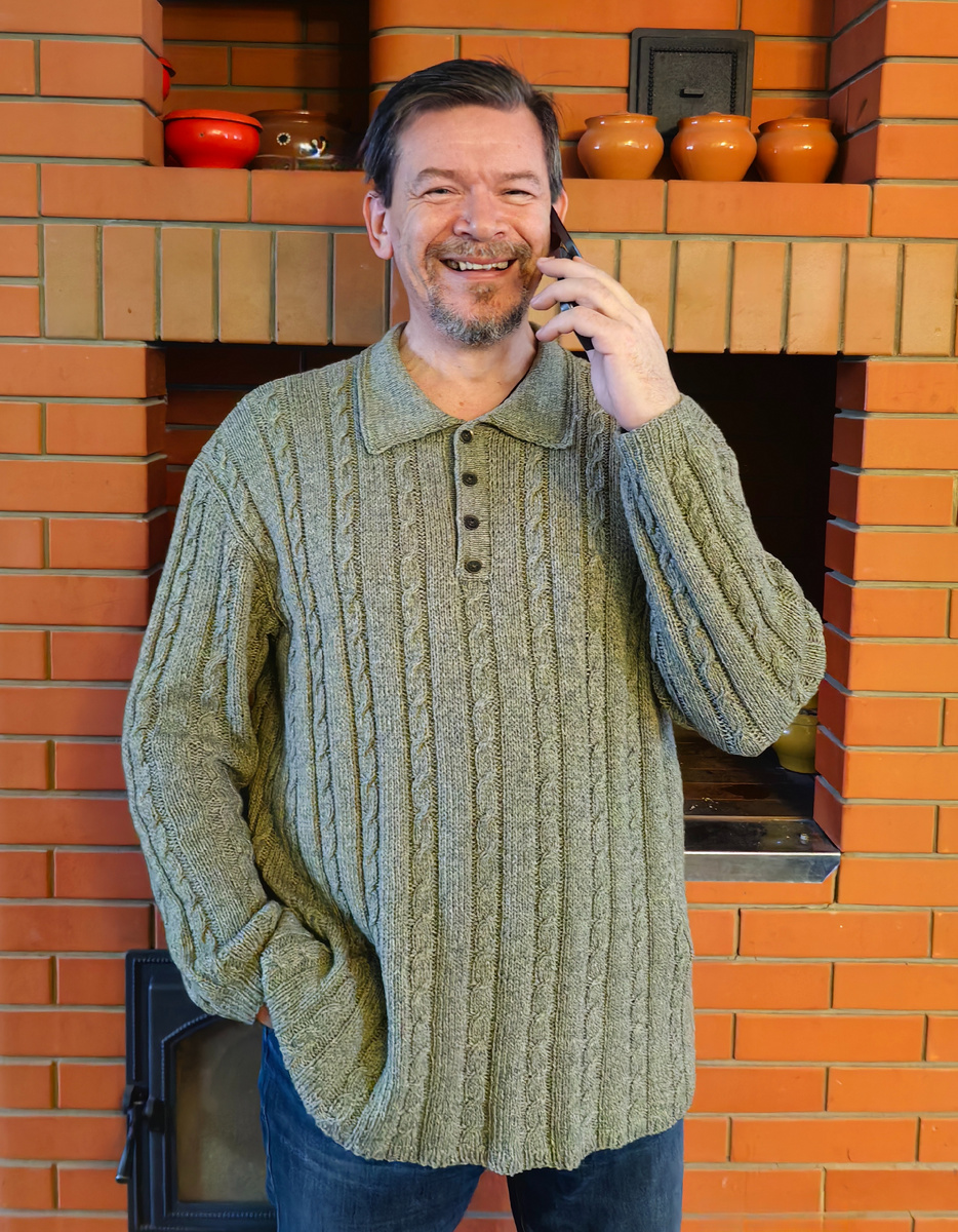 Красавец мужчина. На фигуру мужа вязать одно удовольствие - все сидит отлично!