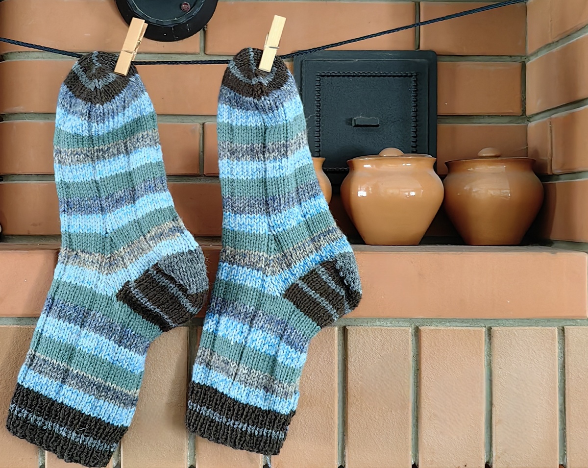 В качестве комплимента мужу от шефа за долгое приготовление блюда: носки из остатков пряжи.