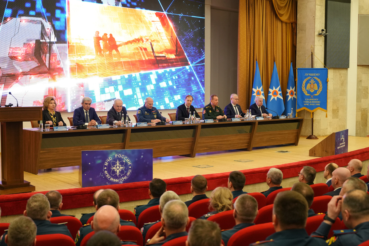 Денис принял участие в расширенном заседании коллегии МЧС

В этом году МЧС России отмечает 35-летие. «За это время оно утвердилось в качестве эффективной, высокопрофессиональной структуры. Одной из лучших в мире по своему профилю», – отметил Денис Мантуров.

