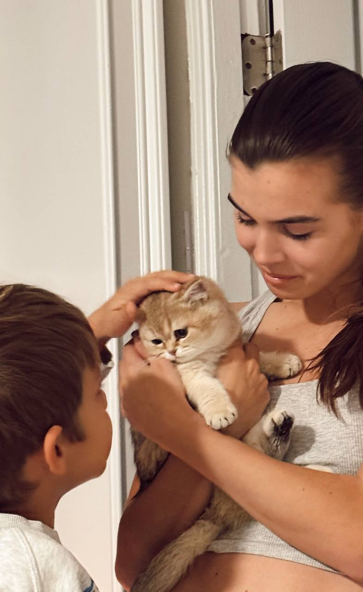 Дети Анны Седоковой с питомцем. Фото: Telegram / @secretanna
