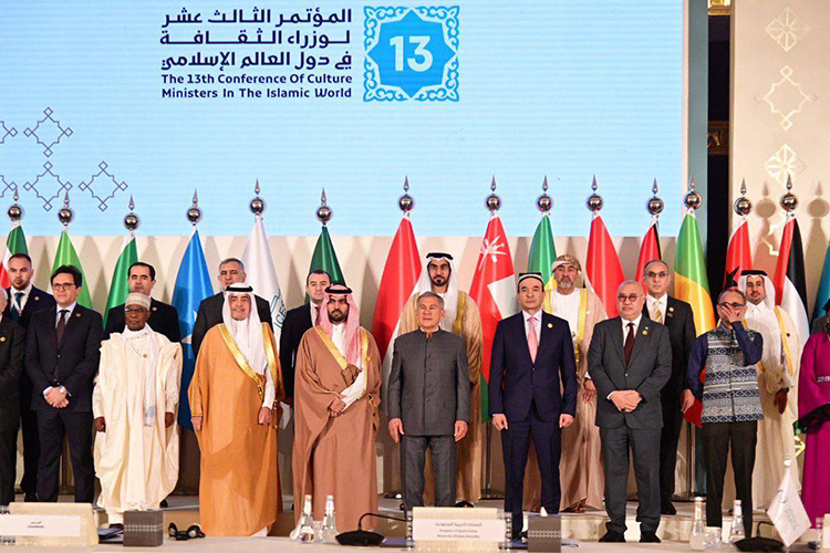    Минниханов привез в Джидду заявку Казани на получение статуса культурной столицы исламского мира в 2026 году. О том, что столица Татарстана претендует на такое звание, стало известно только в конце января.   
Фото: пресс-служба раиса РТ