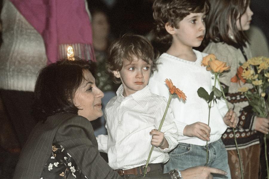 Владимир Федоренко / РИА Новости📷Главный тренер сборной России по художественнной гимнастике Ирина Винер (слева) с самыми юными участниками соревнований Московского этапа Кубка Гран-При по художественной гимнастике. 2004 год