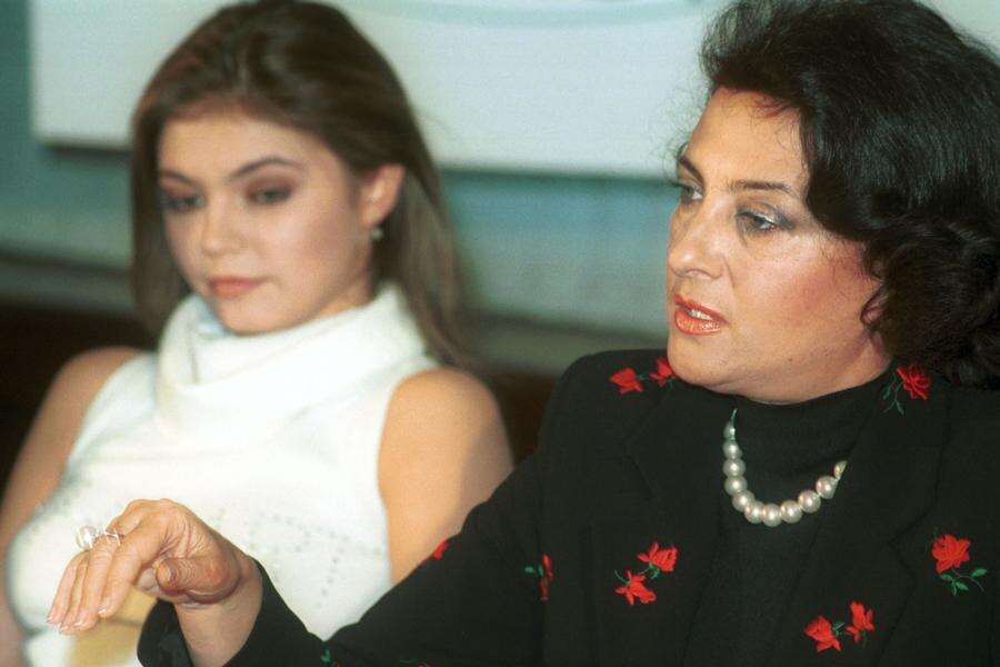 Александр Яковлев / ТАСС📷Россия. Москва. 15 ноября 2001 года. Сегодня в ИТАР-ТАСС прошла пресс-конференция Главного тренера сборной России по художественной гимнастике Ирины Винер (на снимке справа) и чемпионки мира Алины Кабаевой (слева) по вопросу допинга. Ирина Винер считает, что Алина Кабаева и Ирина Чащина, которых публично обвинили в употреблении запрещенных препаратов, не виновные, а пострадавшие. Ситуация, в которой они оказались относится к разряду несчастных случаев, так как девушки принимали пищевые добавки "Гипер" международной фирмы "Визион" по рекомендации специалистов и не могли знать, что этот препарат является недоброкачественным.