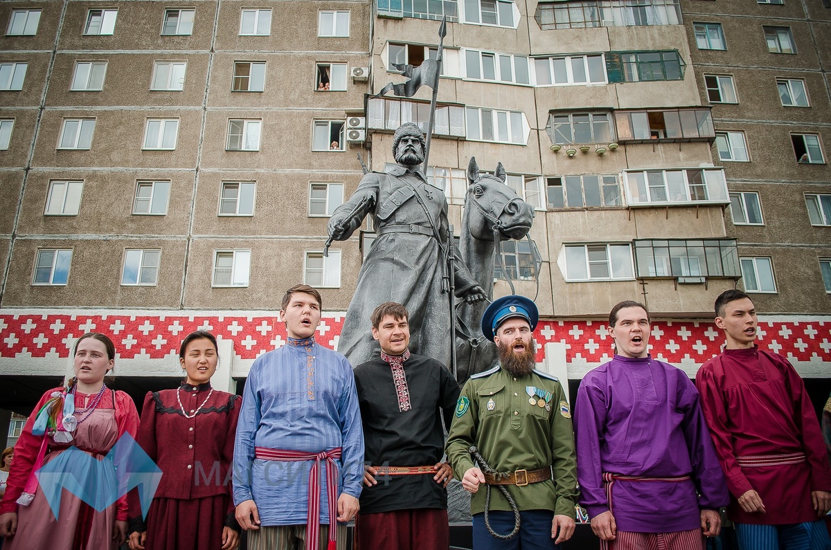 У памятника "Казакам станицы "Магнитная" посвящается..."