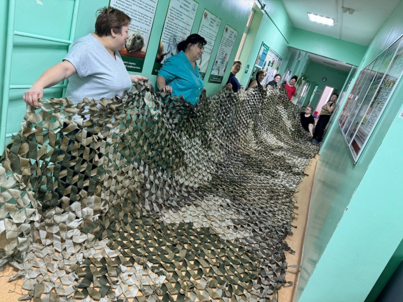    Маскировочные сети активно плетут медики из Кедрового