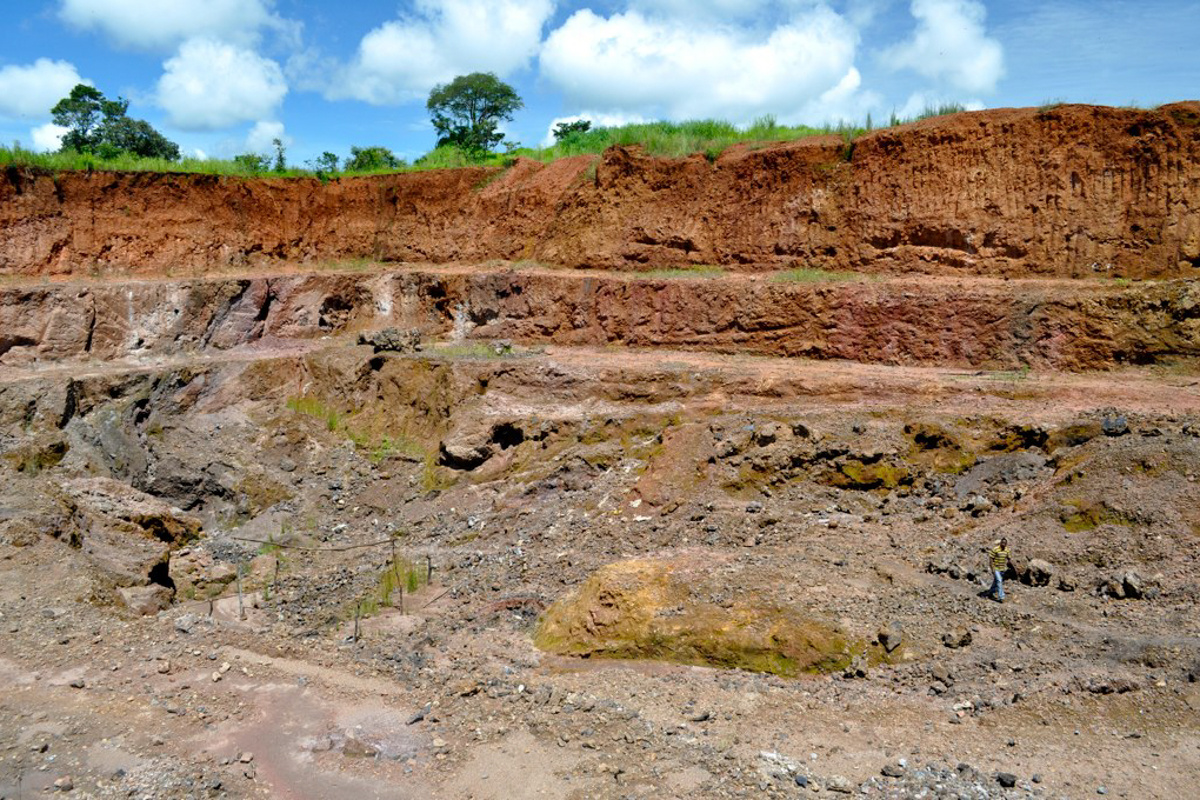 Artisanal mining pit (Карьер для кустарной добычи полезных ископаемых). Экспедиция Fairphone в Катанга, Демократическая Республика Конго. Источник: . Fairphone / flickr
