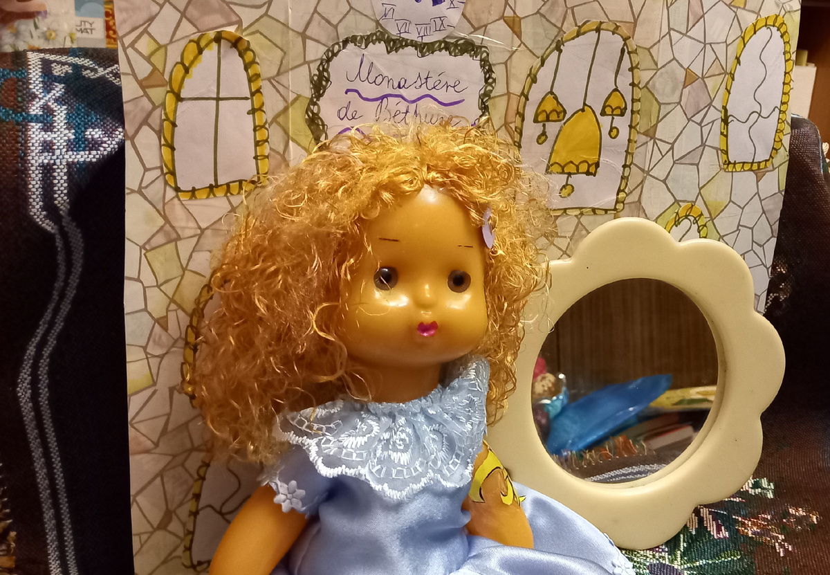 Миледи. с зеркалом. Фрагмент спектакля по мотивам советского фильма "3 мушкетёра". В роли Миледи - наша заслуженная кукла Наташа. Роль эту она получила из-за кудряшек. И теперь эта роль останется за ней навсегда. Платье героини - работа моей мамы. А картонная декорация монастыря - наше с мамой общее творение.