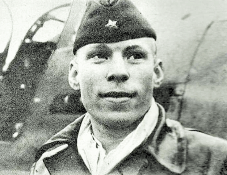 Алексей Алелюхин. Дважды Герой Советского Союза. Один из самых квалифицированных лётчиков-истребителей 8-й Воздушной Армии. Фото "Красная звезда".