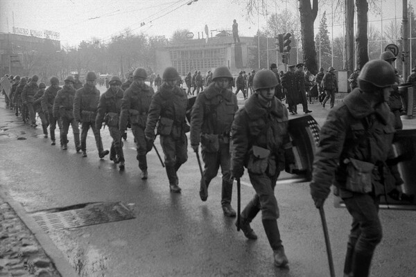 Солдаты внутренних войск и милиции во время беспорядков в Душанбе, февраль 1990 года / З. Азизов/ТАСС   📷