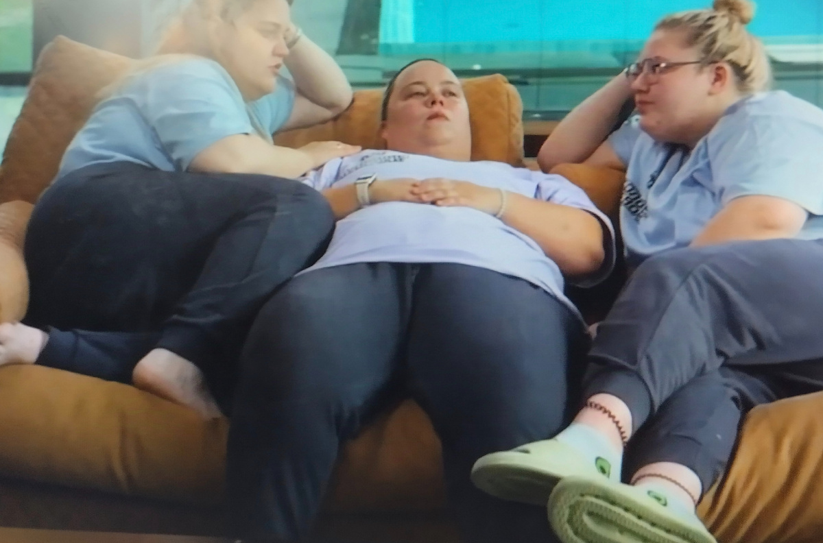 Дария и сестры из Якутска Таня и Настя отдыхают между активностями и рассуждают, кому нужнее звонок домой