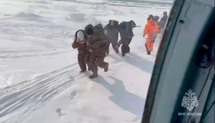 Спасатели полдня уговаривали рыбаков вернуться на сушу. Фото: МЧС