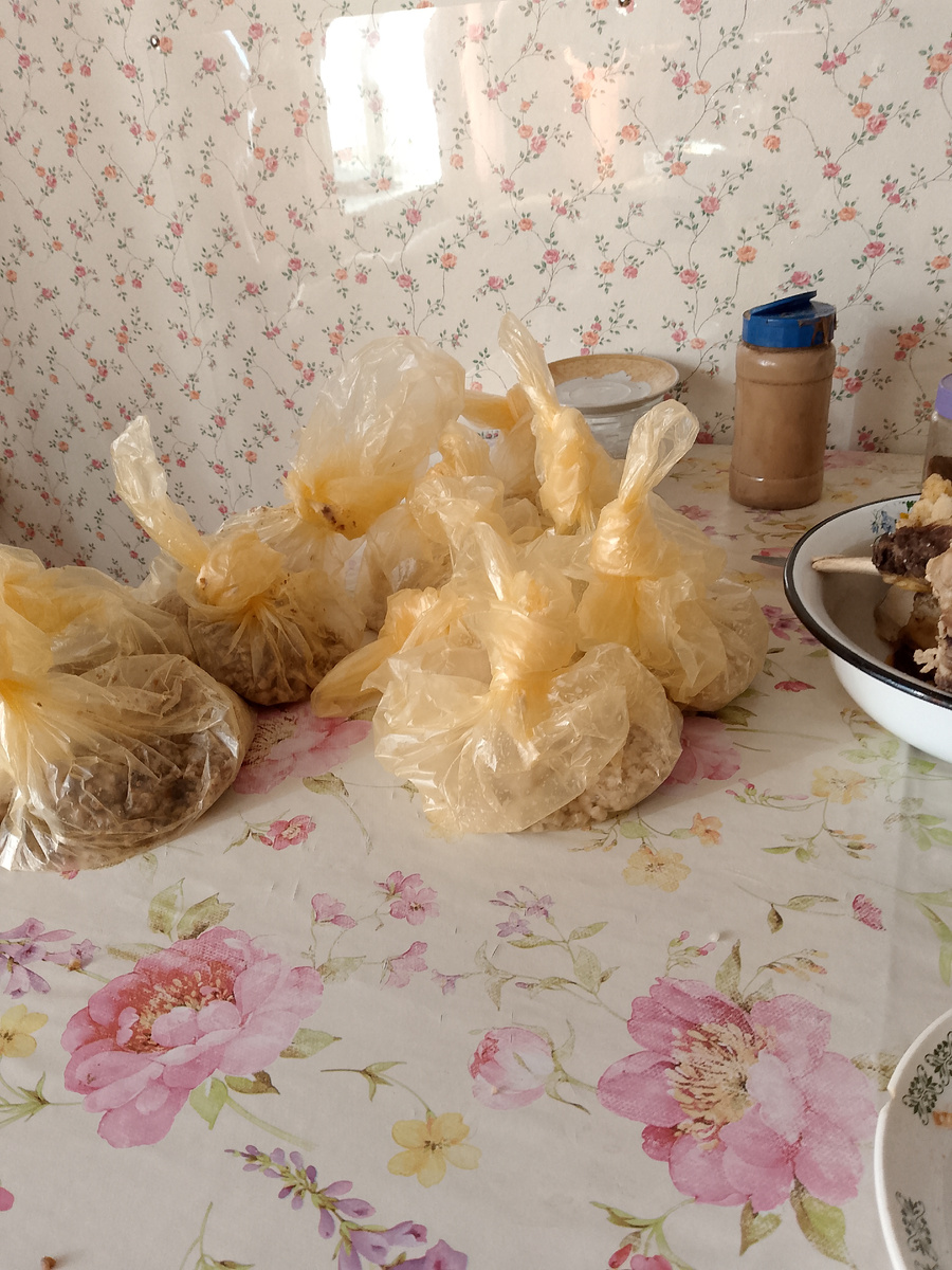 Тут пакеты с гречневой и перловой кашей.