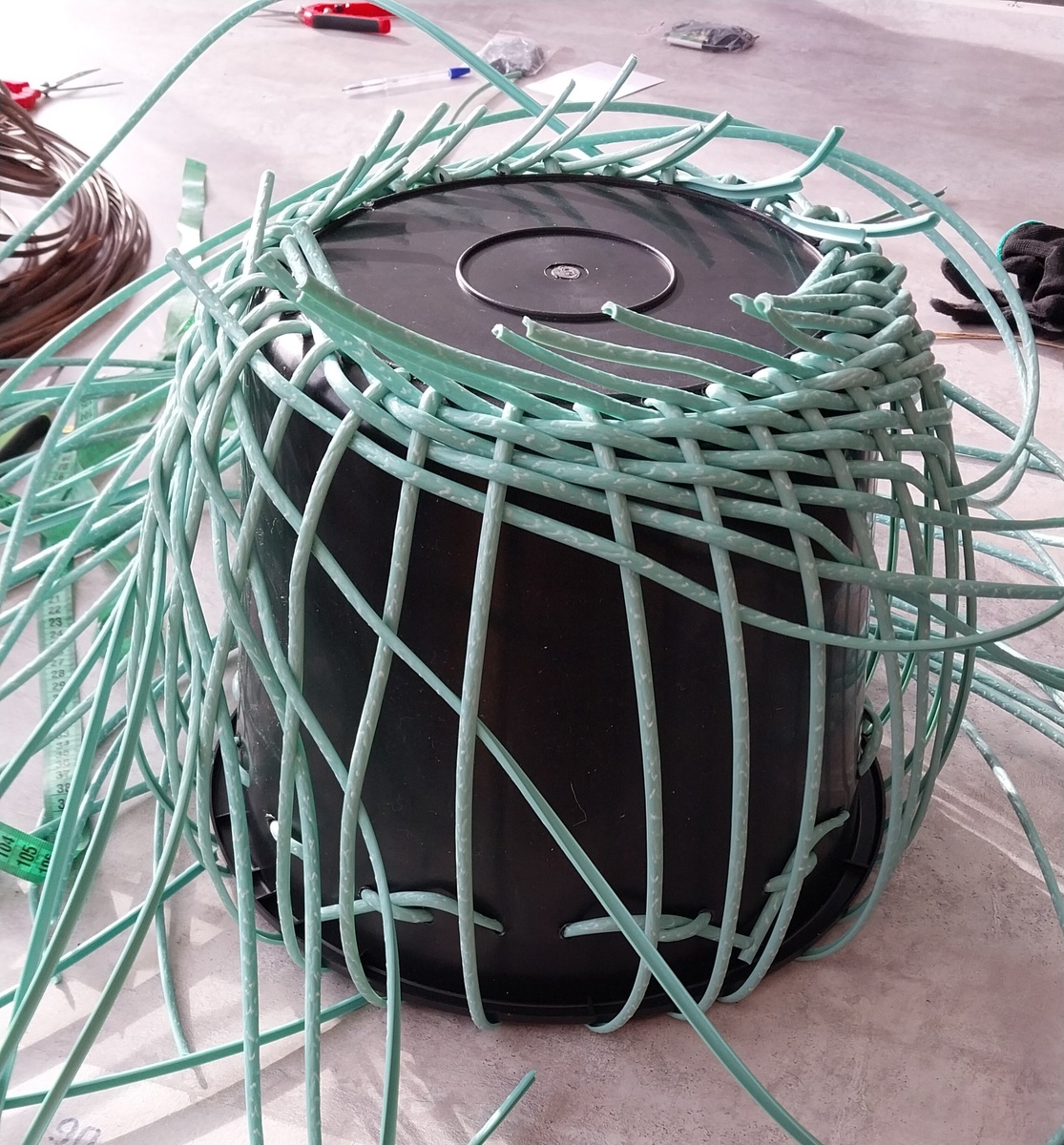 Нарезались  лозы и началось  плетение. Так сказать "ВОЛШЕБСТВО" ))