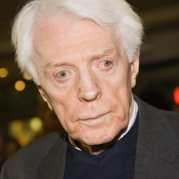     Сын Олега Стриженова передал его завещание зрителям на похоронах отца