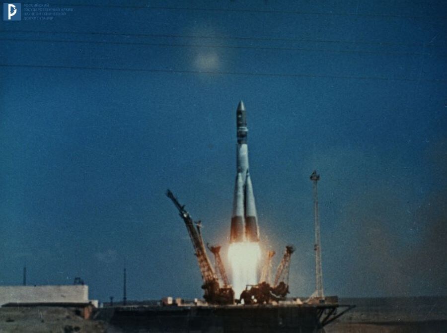 Запуск ракеты-носителя с космическим кораблем «Восток» с Ю.А. Гагариным на борту со стартовой площадки космодрома Байконур. Байконур, 12 апреля 1961 г. РГАНТД. Арх. № Д2-74 цв.
