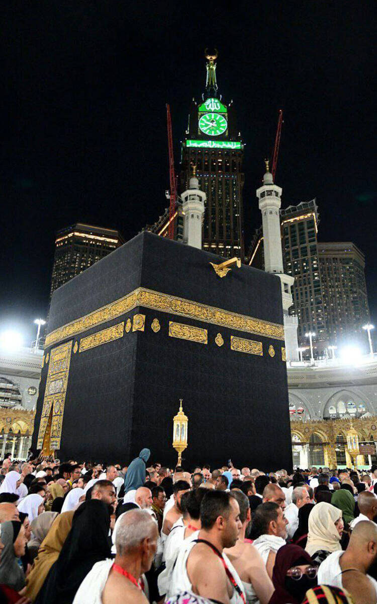 Члены татарстанской делегации посетили главную мечеть мусульманского мира с совершением принятых для паломников молитв и ритуаловФото: пресс-служба Раиса РТ