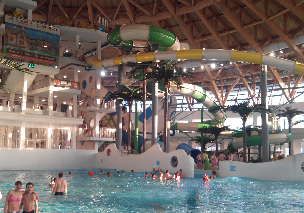 Волновой бассейн и большие горки в новосибирском "Аквамире"