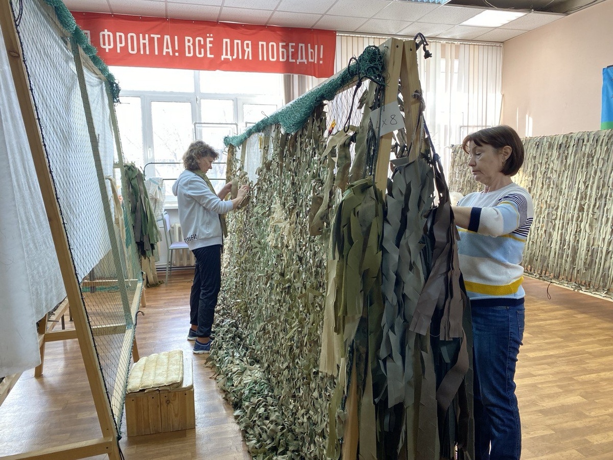     Волонтеры из Октябрьского района Красноярска сплели 500 маскировочных сетей