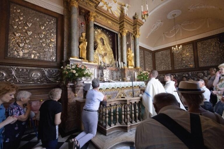    Паства с Черной Мадонной в Литве /Imagedoc/Alamy Stock Photo