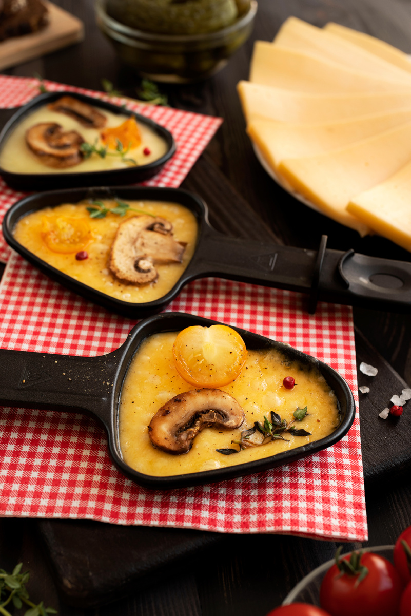 https://ru.freepik.com/free-photo/raclette-dish-made-with-cheese-assortment-delicious-food_29344863.htm#fromView=search&page=1&position=12&uuid=91e95814-bfa4-43cb-ada4-a386298691a2&query=%D0%96%D1%83%D0%BB%D1%8C%D0%B5%D0%BD