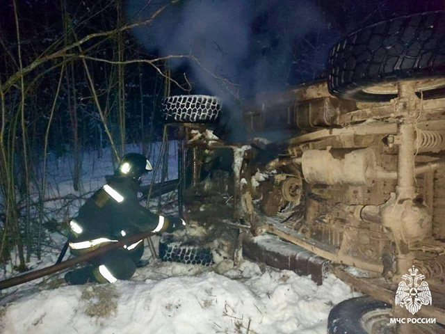 Под Бологое в Тверской области опрокинулся в кювет грузовик