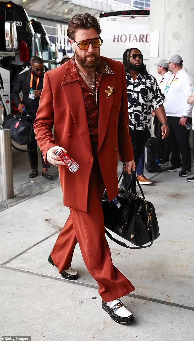 Нападающий надел ярко-оранжевый костюм, который, кажется, был ему велик на несколько размеров