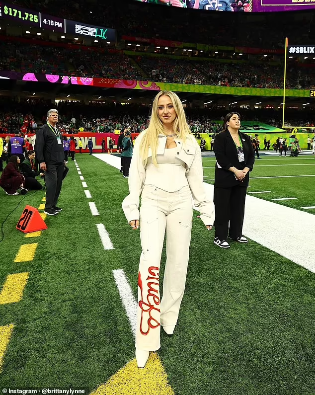 Жена квотербека «Чифс» Бриттани, к сожалению, выбрала скучный образ в полностью белом джинсовом костюме