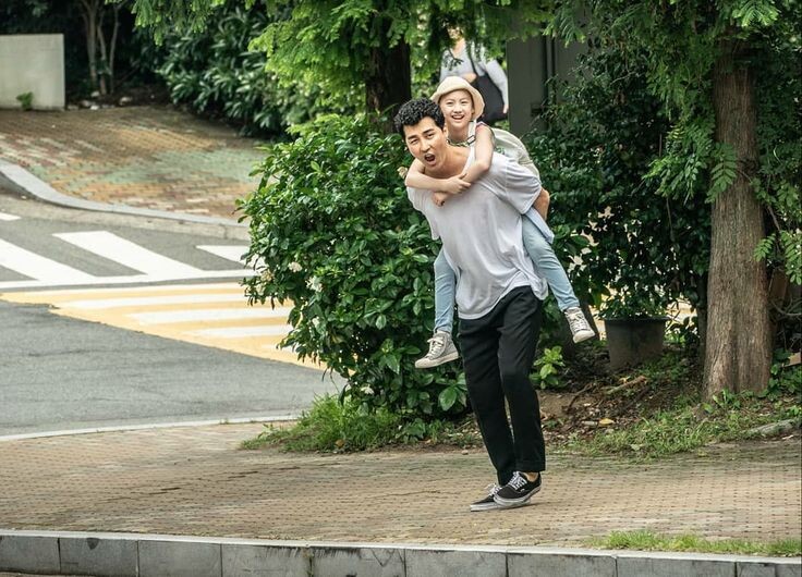 Чхоль-су с дочкой в путешествии. Кадр из фильма «Веселее, мистер Ли!» (2019, Южная Корея)