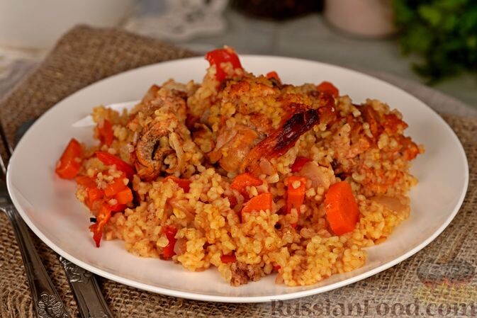 булгур, куриные бёдра, лук репчатый, морковь, перец болгарский красный, соус томатный, соль, перец чёрный молотый, приправа для курицы