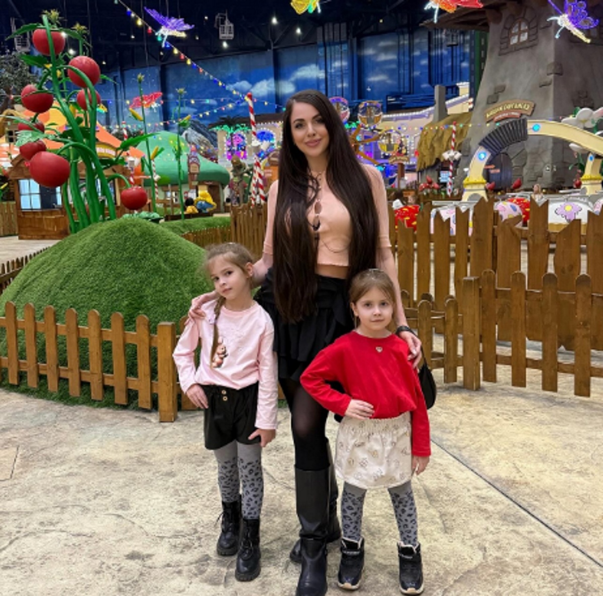 Ольга Рапунцель с дочками Василисой и Софией. Фото: соцсети