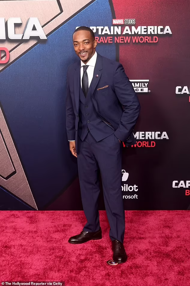 Энтони Маки и Харрисон Форд привлекли всеобщее внимание, когда вели звёзд на премьеру фильма «Капитан Америка: Дивный новый мир» в Лос-Анджелесе