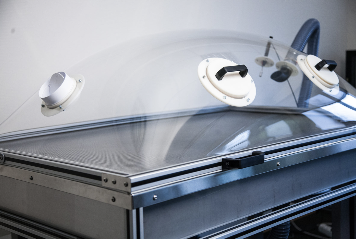 Перфорированная поверхность, отсеки для доступа реставратора