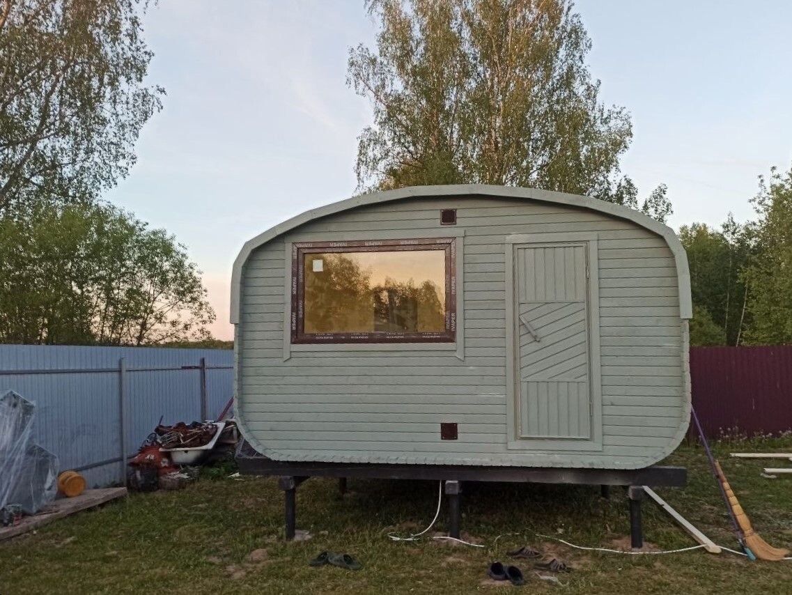 Во-первых, баня квадро-овал имеет необычную форму, которая придает участку оригинальный и стильный вид. Она выглядит современно и привлекательно, становится настоящим украшением любого садового участка.