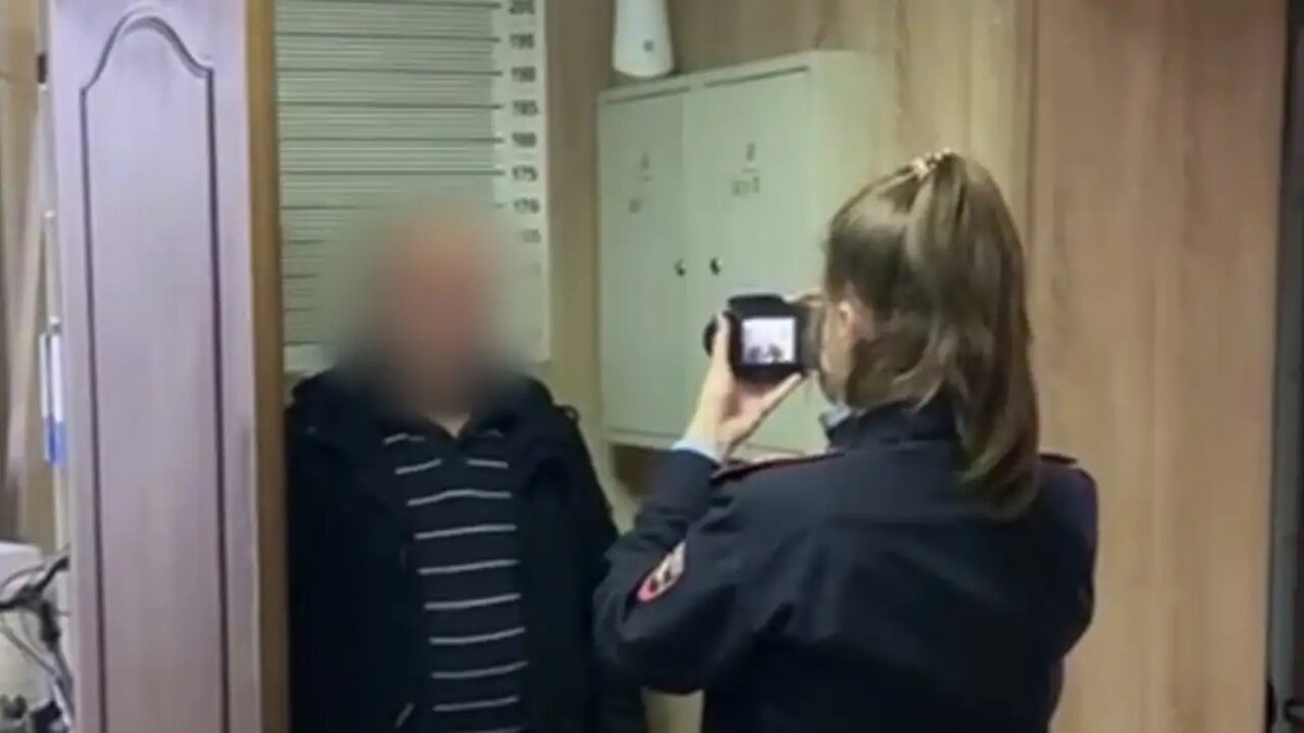    Перевозивший енотов на крыше автомобиля водитель в отделении сочинской полиции.