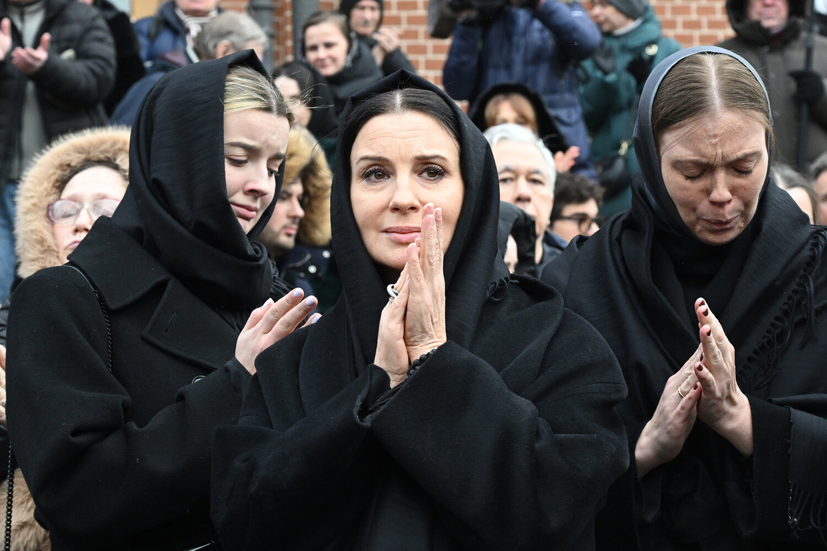 Актриса и телеведущая Екатерина Стриженова с дочками на церемонии прощания с народным артистом СССР Олегом Стриженовым после отпевания в храме Святителя Николая на Трех Горах в Москве, 12 февраля 2025 года ©Кирилл Каллиников/РИА Новости  📷