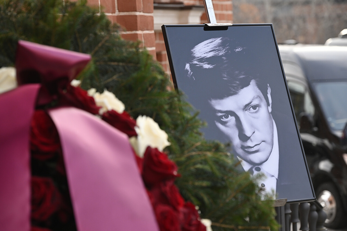 Церемония прощания с народным артистом СССР Олегом Стриженовым после отпевания в храме Святителя Николая на Трех Горах в Москве, 12 февраля 2025 года ©Кирилл Каллиников/РИА Новости  📷