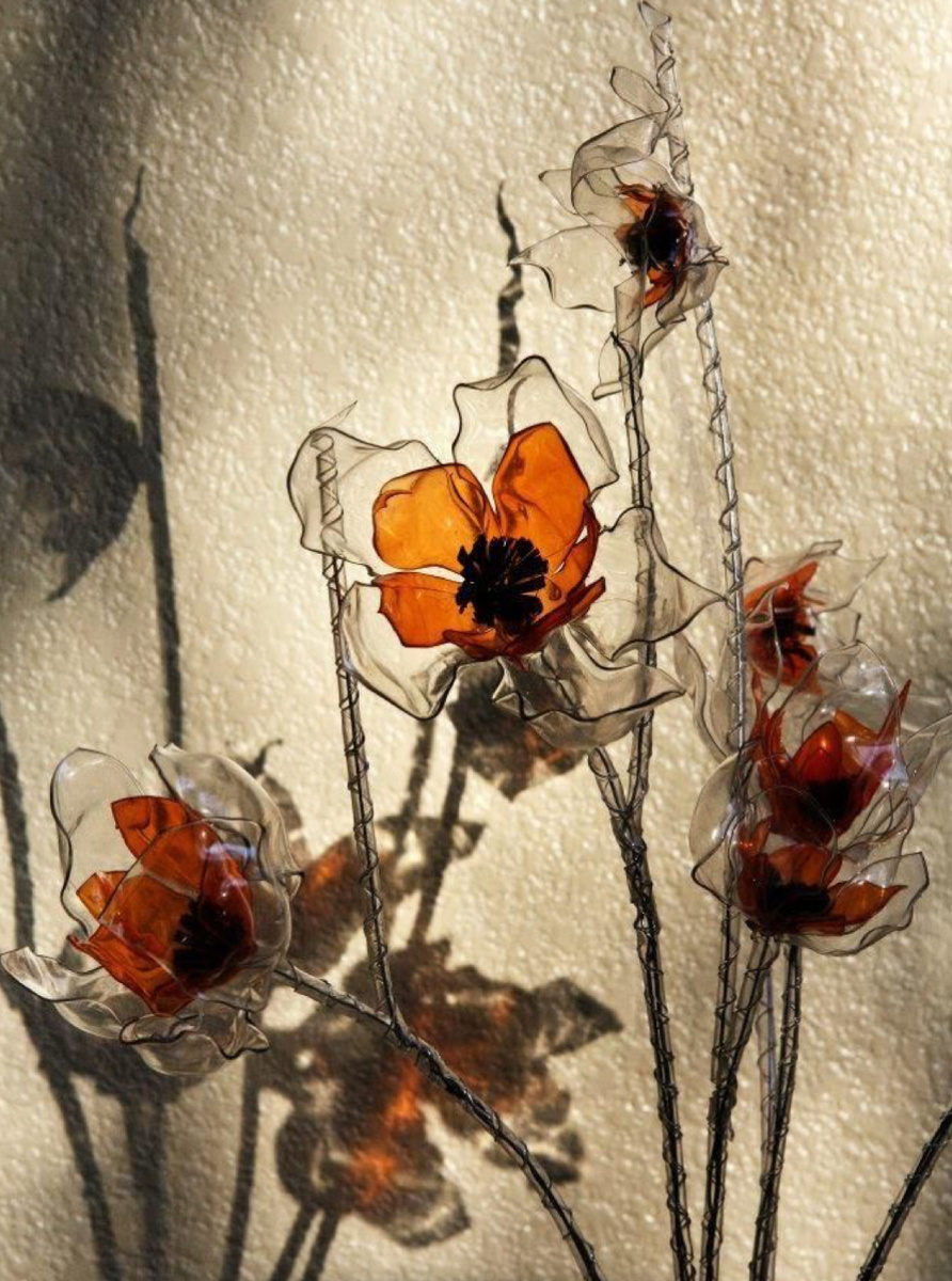 Хотя бы так сократить количество выбрасываемого пластика, а то скоро вместо живых цветов будем «растить» только такие.