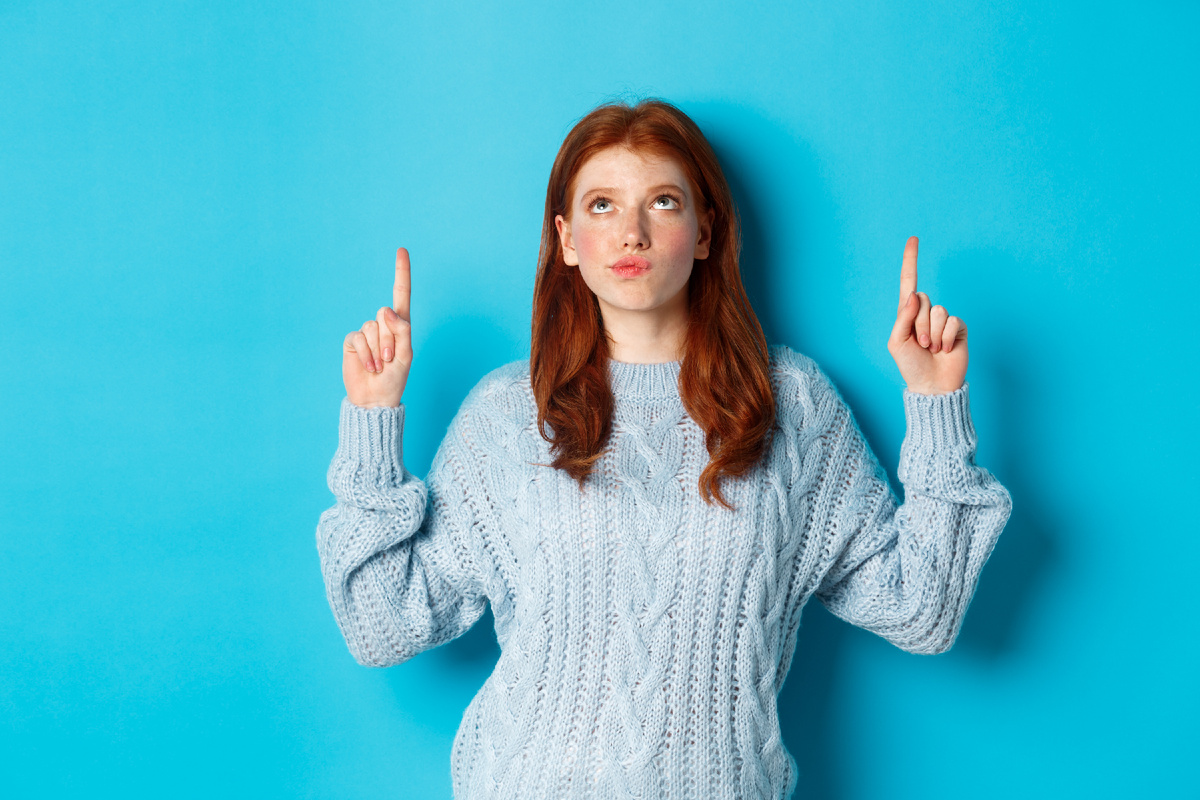 <a href="https://ru.freepik.com/free-photo/winter-holidays-people-concept-thoughtful-redhead-girl-sweater-staring-pointing-fingers-up-having-doubts-thinking-making-choice-standing-blue-background_16783827.htm">Изображение от benzoix на Freepik</a>