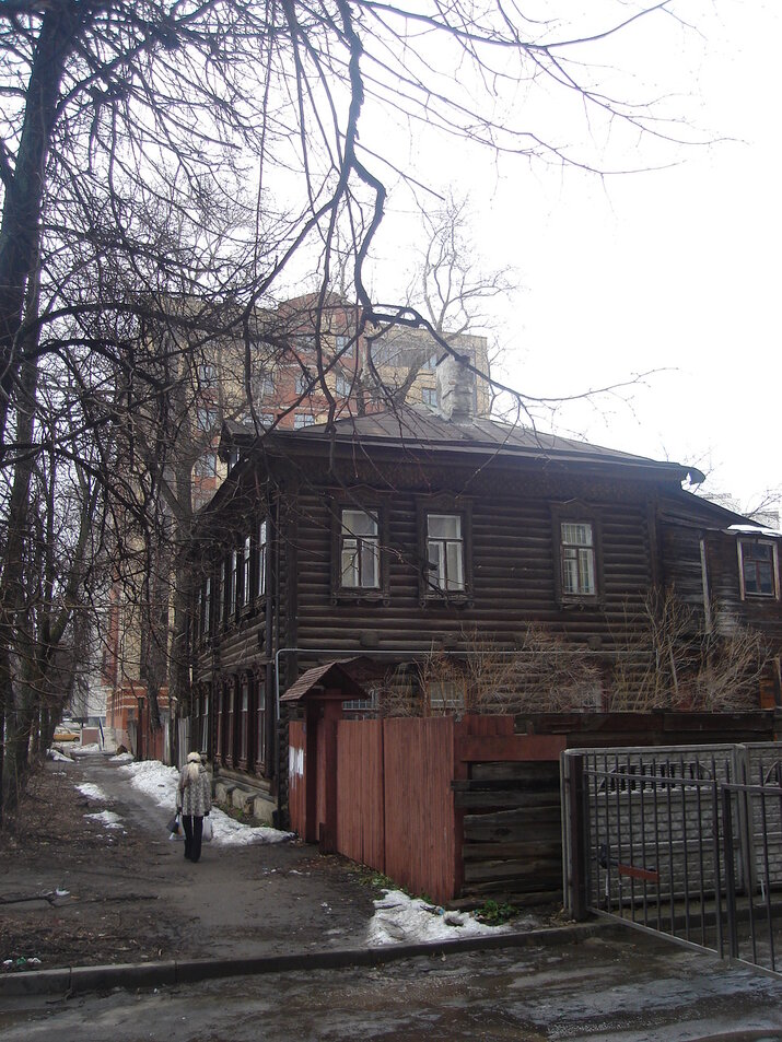 2008 г. Дом на нечетной стороне Хади Атласи, ближе к Вишневского. Кажется, именно он горел потом. Сейчас возведена обшитая деревом 2хэтажка на его месте, называется "ЖК Аристократ"