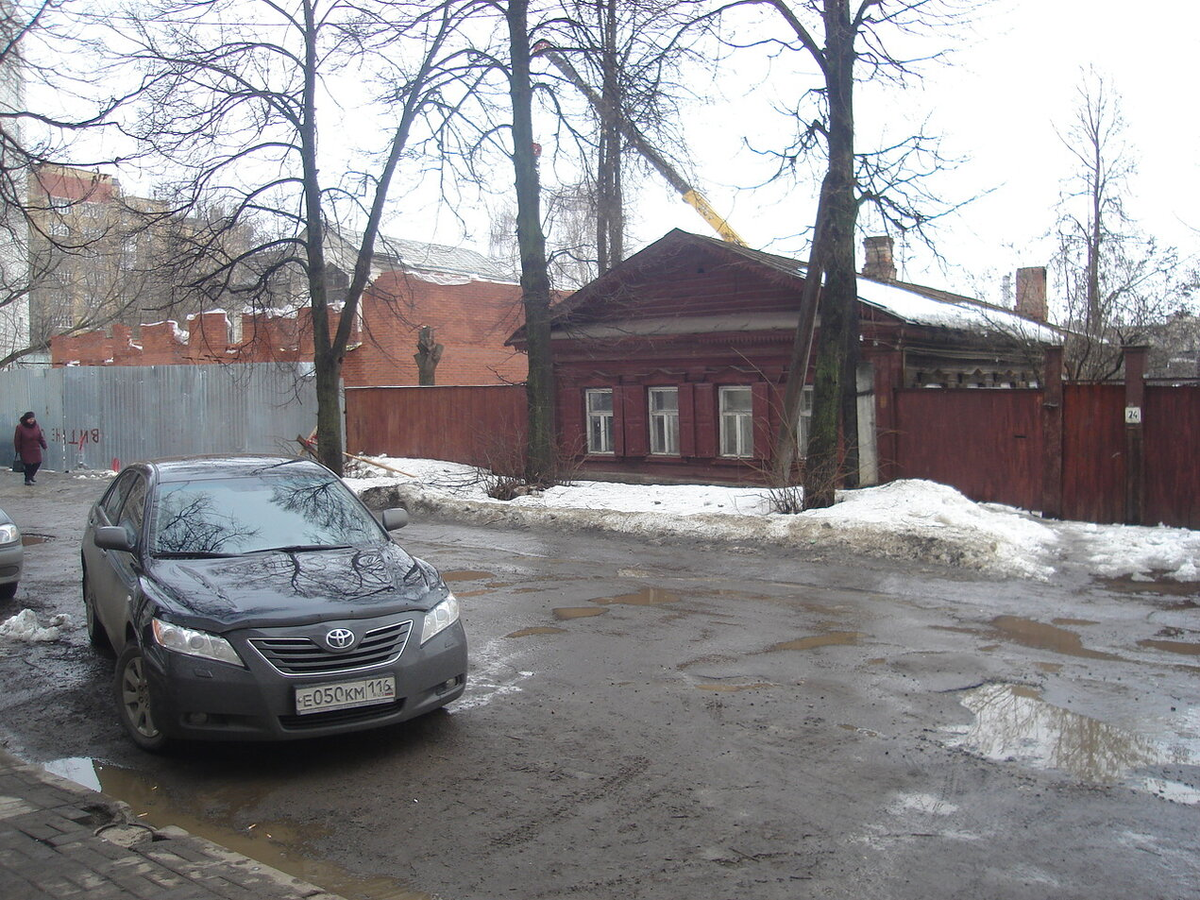 Домик напротив, исчез между 2012 и 2014, теперь там автостоянка соседнего дома. В прочем, в среднем Кирпично-Заводская была двухэтажной.