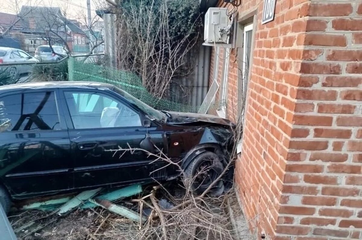    В Славянске-на-Кубани автомобиль въехал в дом