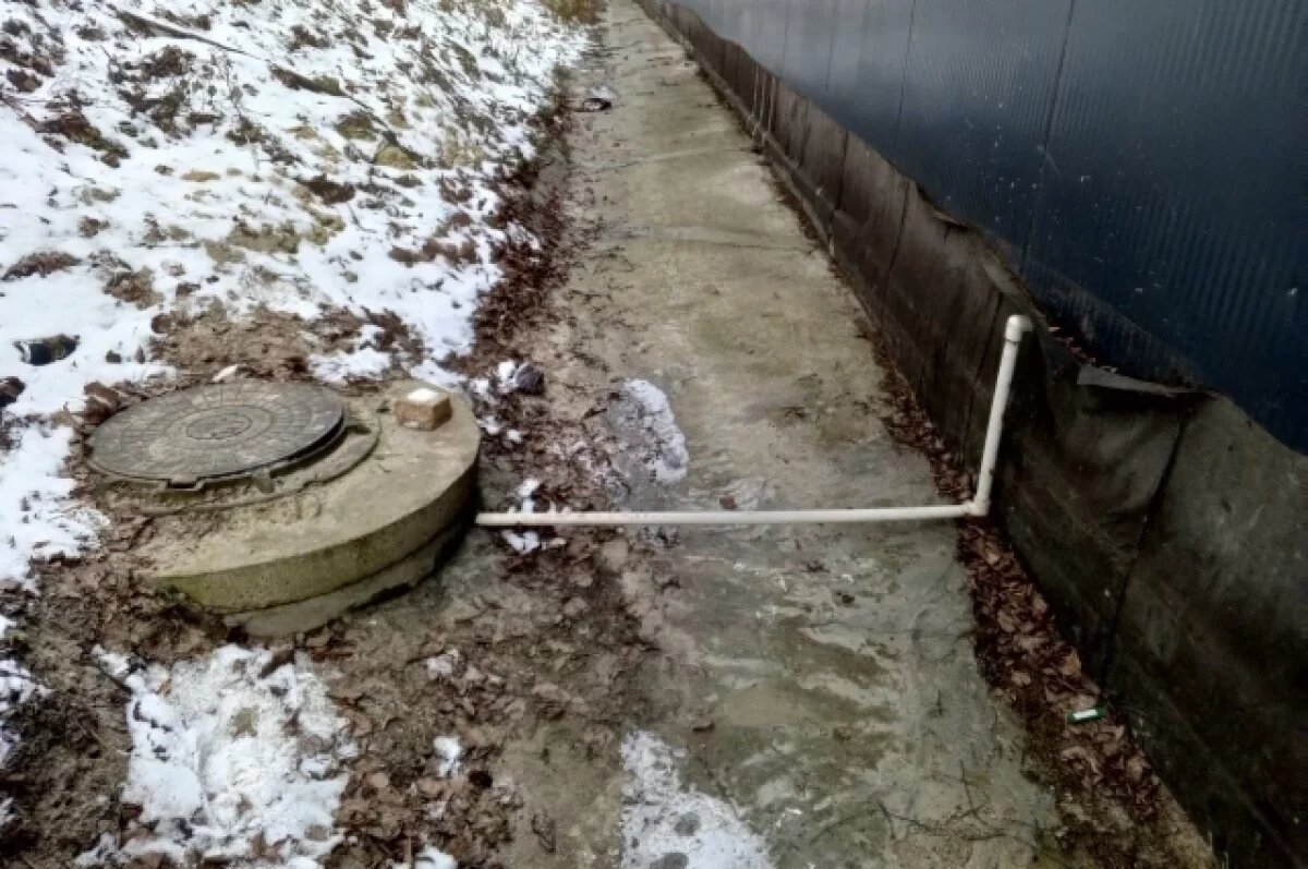    Магазин «Светофор» в Брянске сливал нечистоты из туалета прямо на улицу