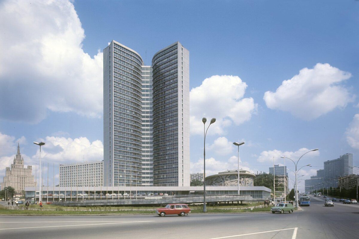 Иван Денисенко / @РИА Новости
На фото видны все три сооружения комплекса: здание секретариата, конференц-зал и гостиница.