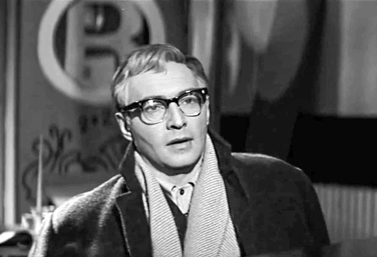 Кадр из фильма "Доживём до понедельника". Вячеслав Тихонов в роли учителя истории